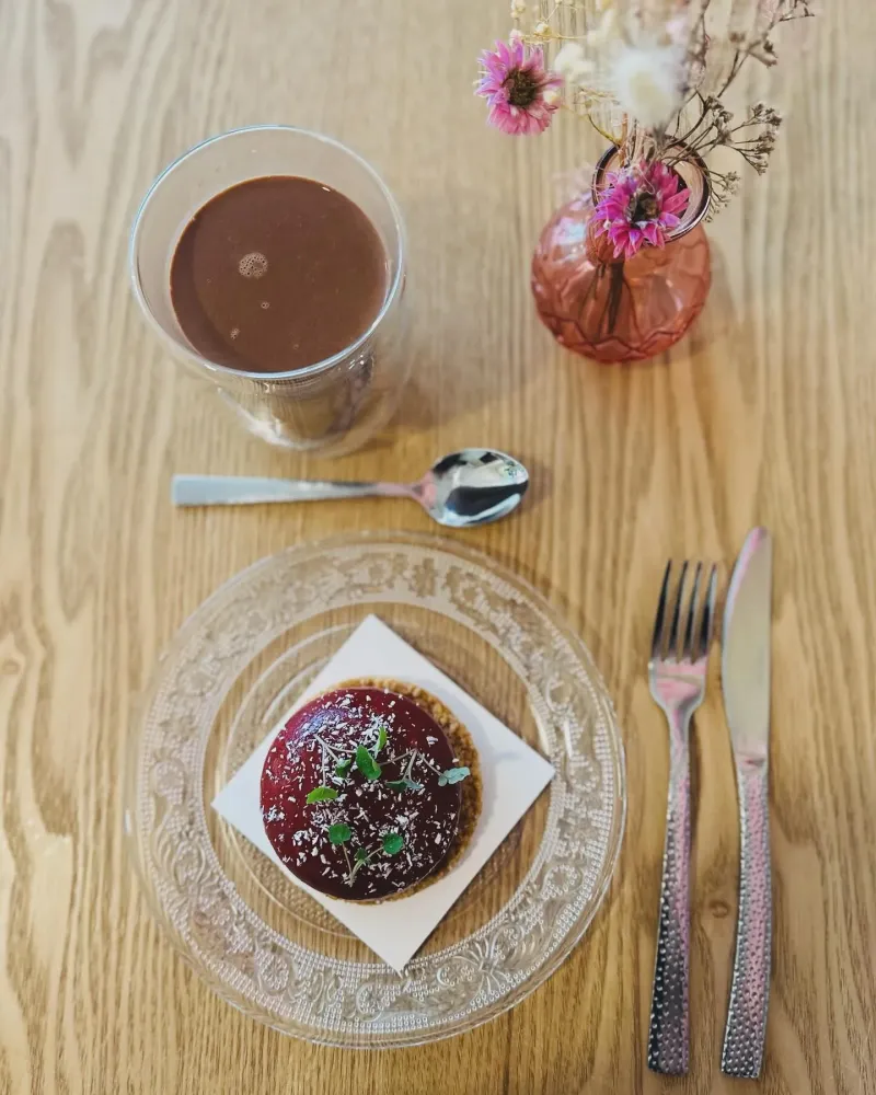 Deguster-un-petit-gateau-et-un-chocolat-chaud